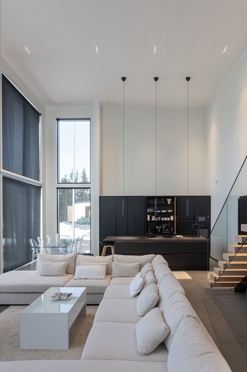 Yleisvalaistuksena olohuoneen, keittiön ja ruokailutilan katossa LINJA10 spottivalaisimia, sekä keittiön saarekkeen yllä kolme LED PIIPPU 2.0 riippuvalaisinta.