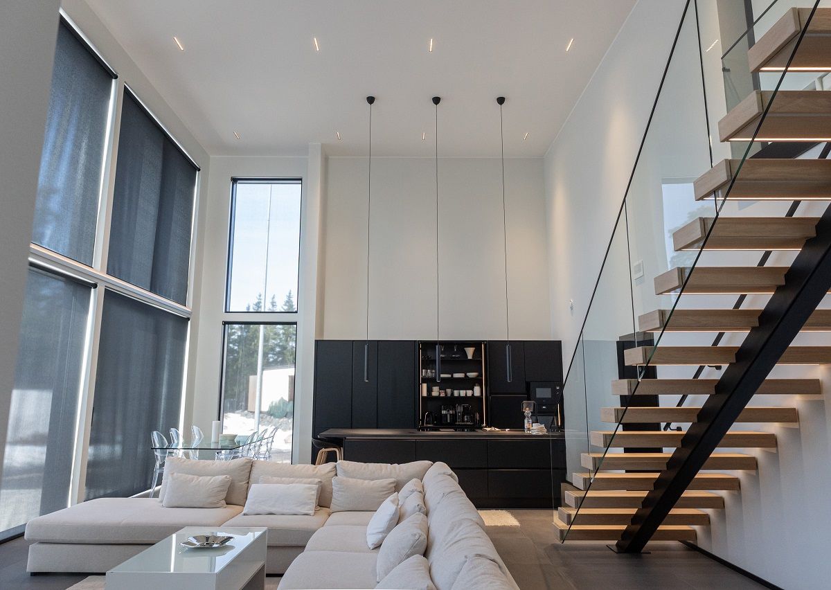 Yleisvalaistuksena olohuoneen, keittiön ja ruokailutilan korkeassa katossa LINJA10 spottivalaisimia, sekä keittiön saarekkeen yllä kolme LED PIIPPU 2.0 riippuvalaisinta. Porrasaskelmissa LED nauhaa.