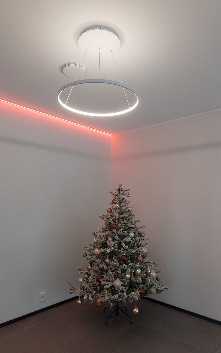 Seinän ja katon rajassa RGBW led nauhaa punaisessa värissä.
