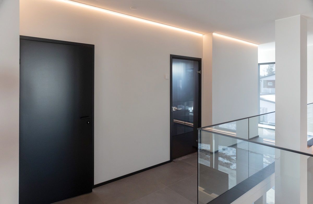 LED nauha kiertää seinän vierustaa