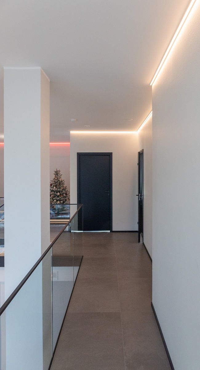 Yläkerran tasanne valaistu LED nauhalla.