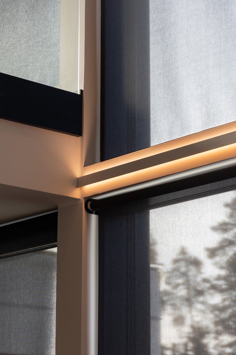 Kahteen suuntaan valaiseva Indirect2 alumiiniprofiili ikkunoiden välissä