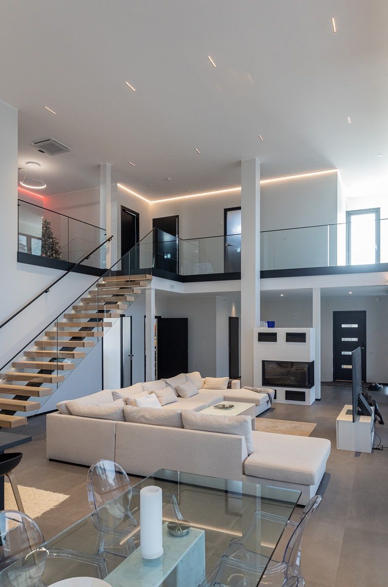 Yläkerran tasanteella seinää kiertää LED nauha