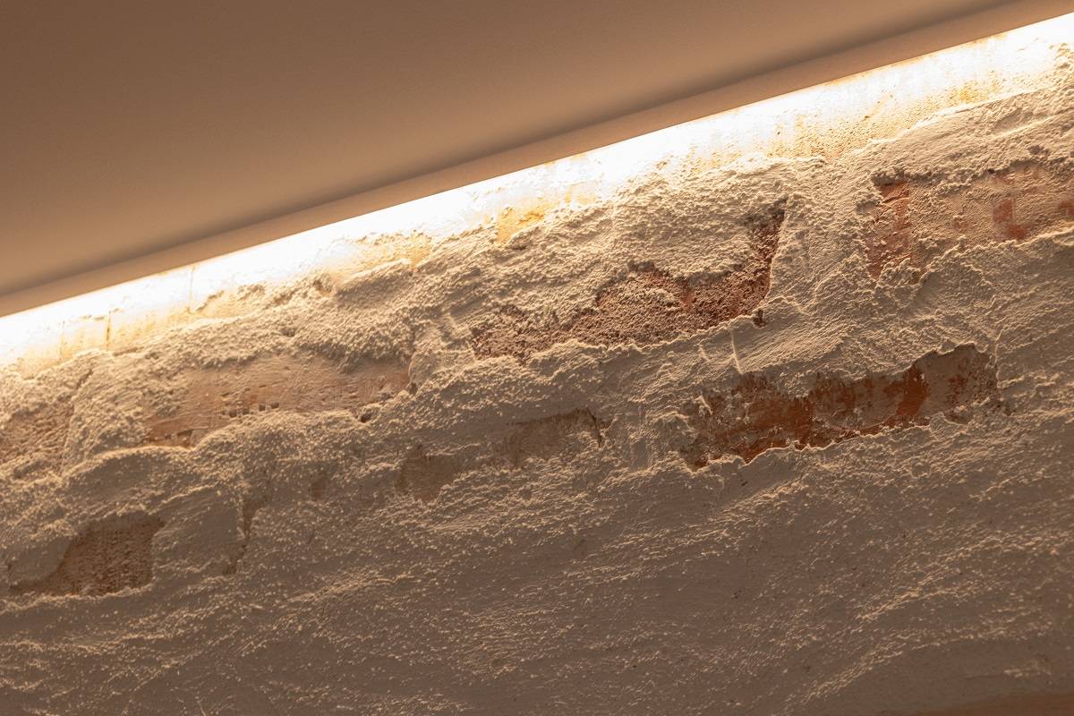 LED nauhaa asennettuna tehosteseinän yläreunaan valaisemaan alaspäin.