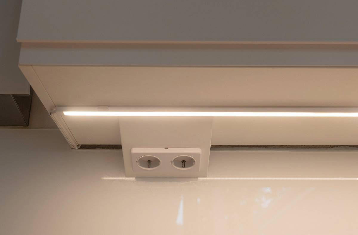 LED nauha pinta-asennettuna keittiön välitilaan.