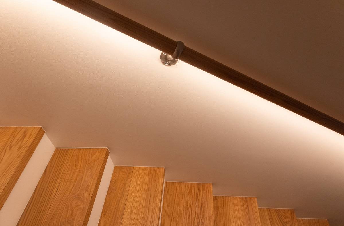 LED nauhaa porraskaiteessa.