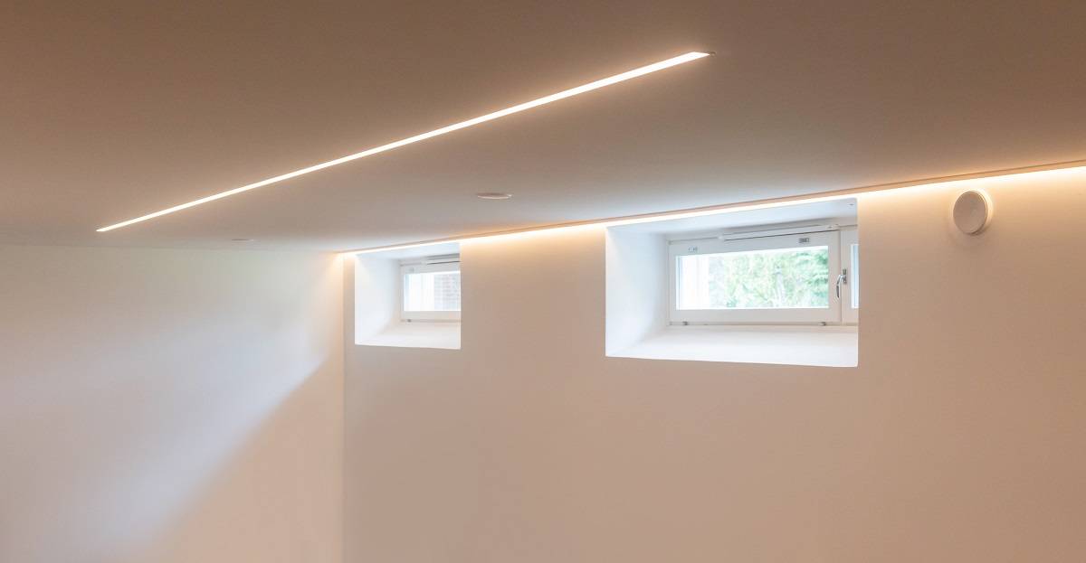 LED valonauhaa seinän vierellä listan takana ja uppoasennettuna keskelle kattoa.