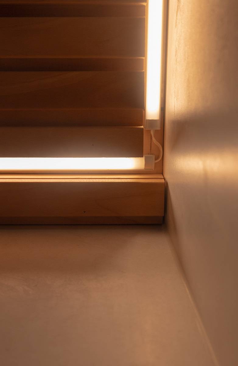 Lähikuva LED nauhan asennuksesta kylpyhuoneen katossa.