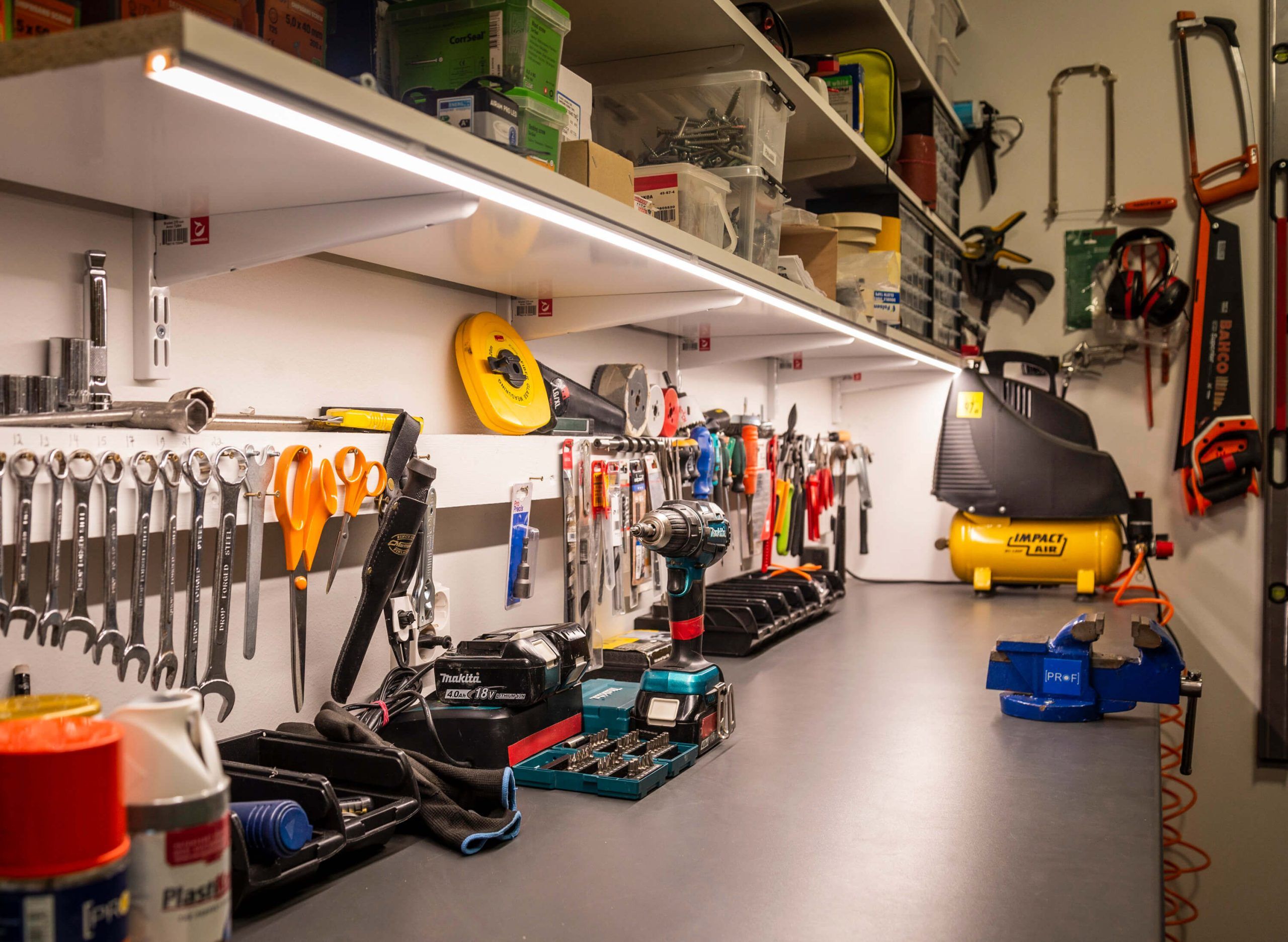 Kirkkaan vihreä tausta, jonka keskellä on valkoinen neliö ja teksti "LED STORE" lihavoitulla valkoisella kirjasimella korostaa energiatehokkaita valaistusratkaisuja.