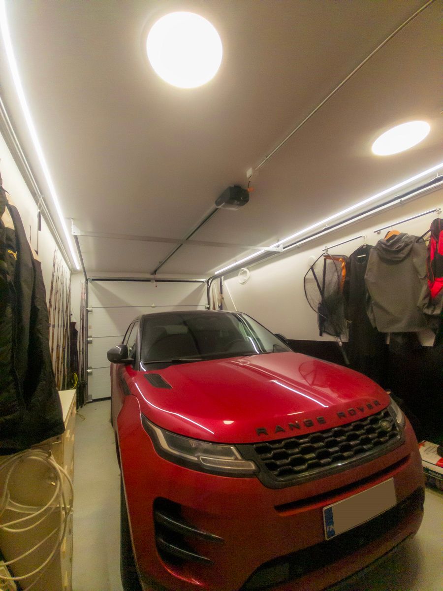 Autotallin katossa molemmissa reunoissa menee led nauhat. Katossa myös kaksi led plafondia.