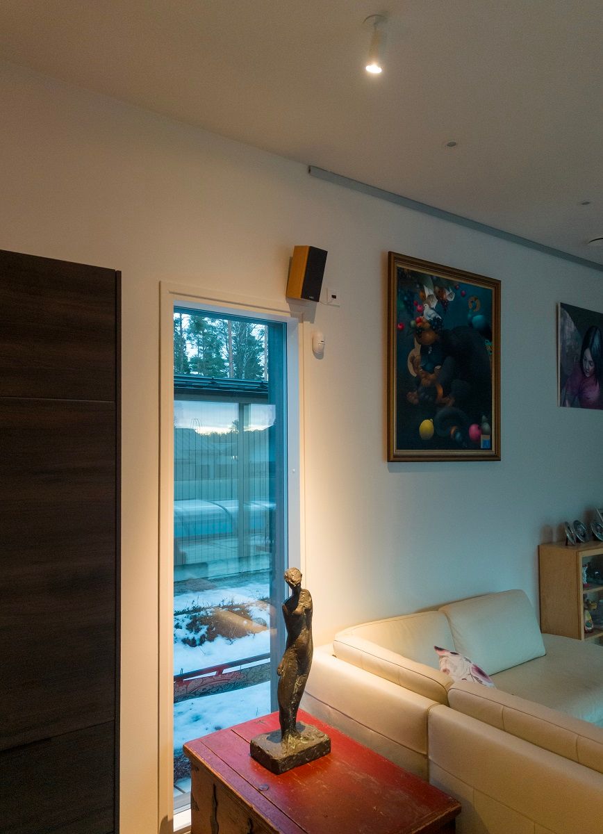 LED FOKUS recessed valaisimen valo suunnattu taideteokseen.