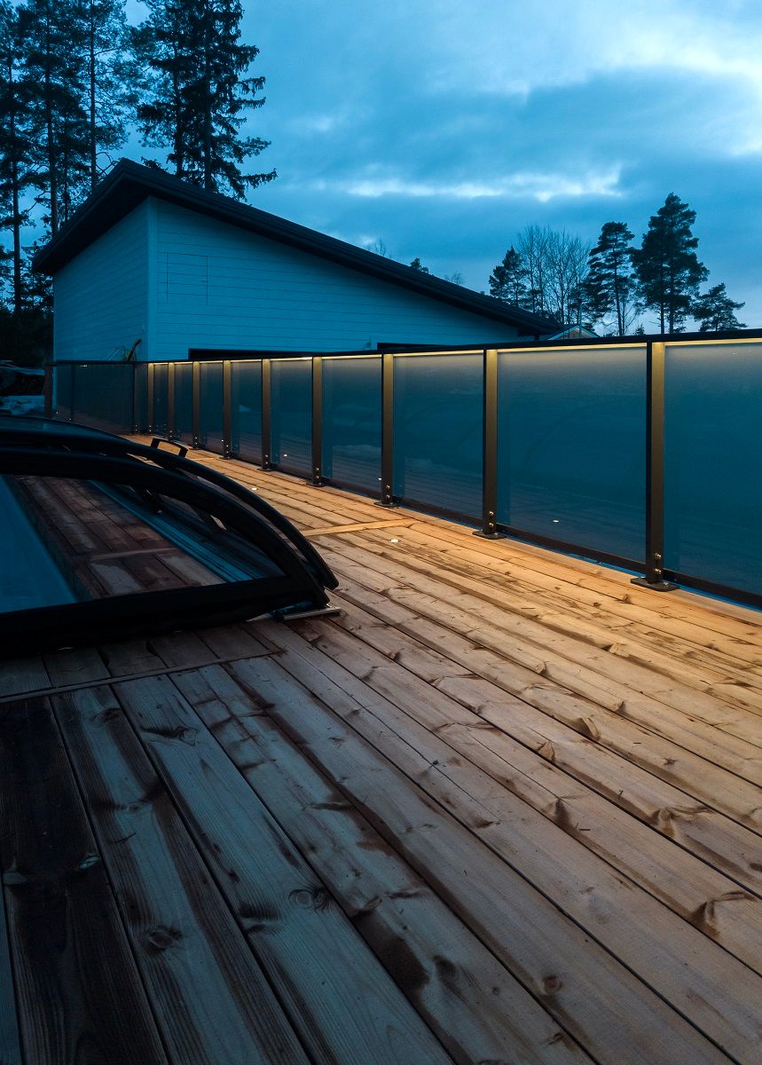 LED nauhaa kaiteessa ja laudoitukseen upotettu terassivalaisimia.