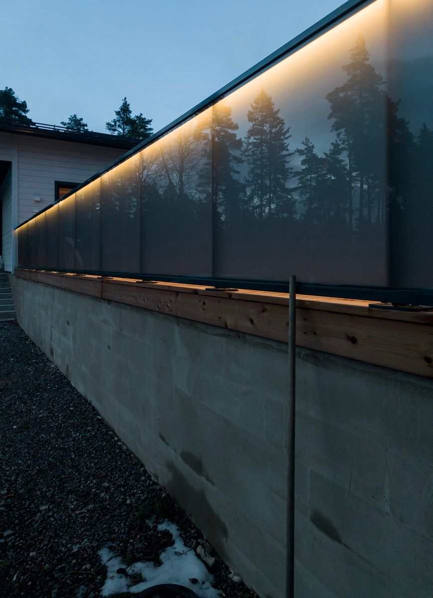 LED valonauhaa lasikaiteessa ulkona.