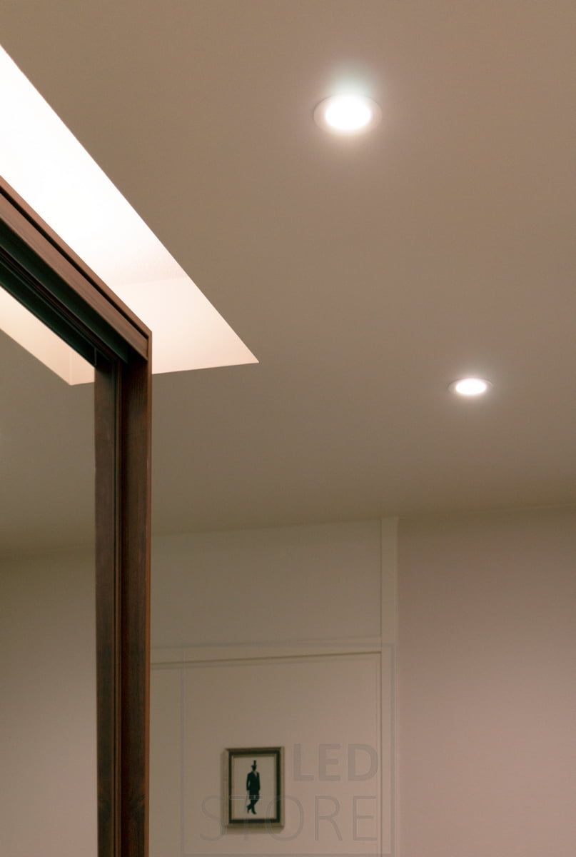 Eteisen liukuovikaapin päällä katon kautta valaisee led-nauha valkoisessa pintaprofiilissa ja 7,2 W/m tunnelmallisella CCT led-nauhalla. LedStore.fi