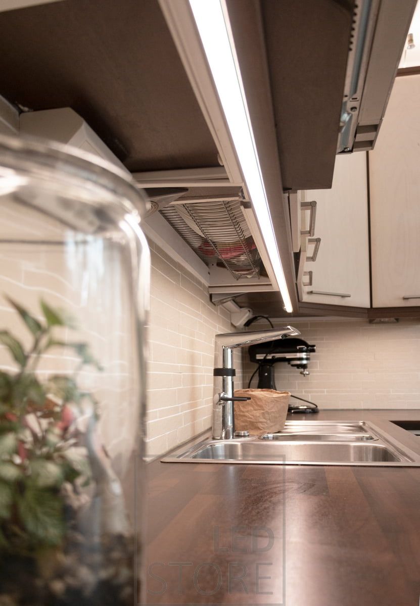 Tasainen Solo CCT led-nauhavalaistus tuo kauniin tasaisen valon työtasolle. LedStore.fi