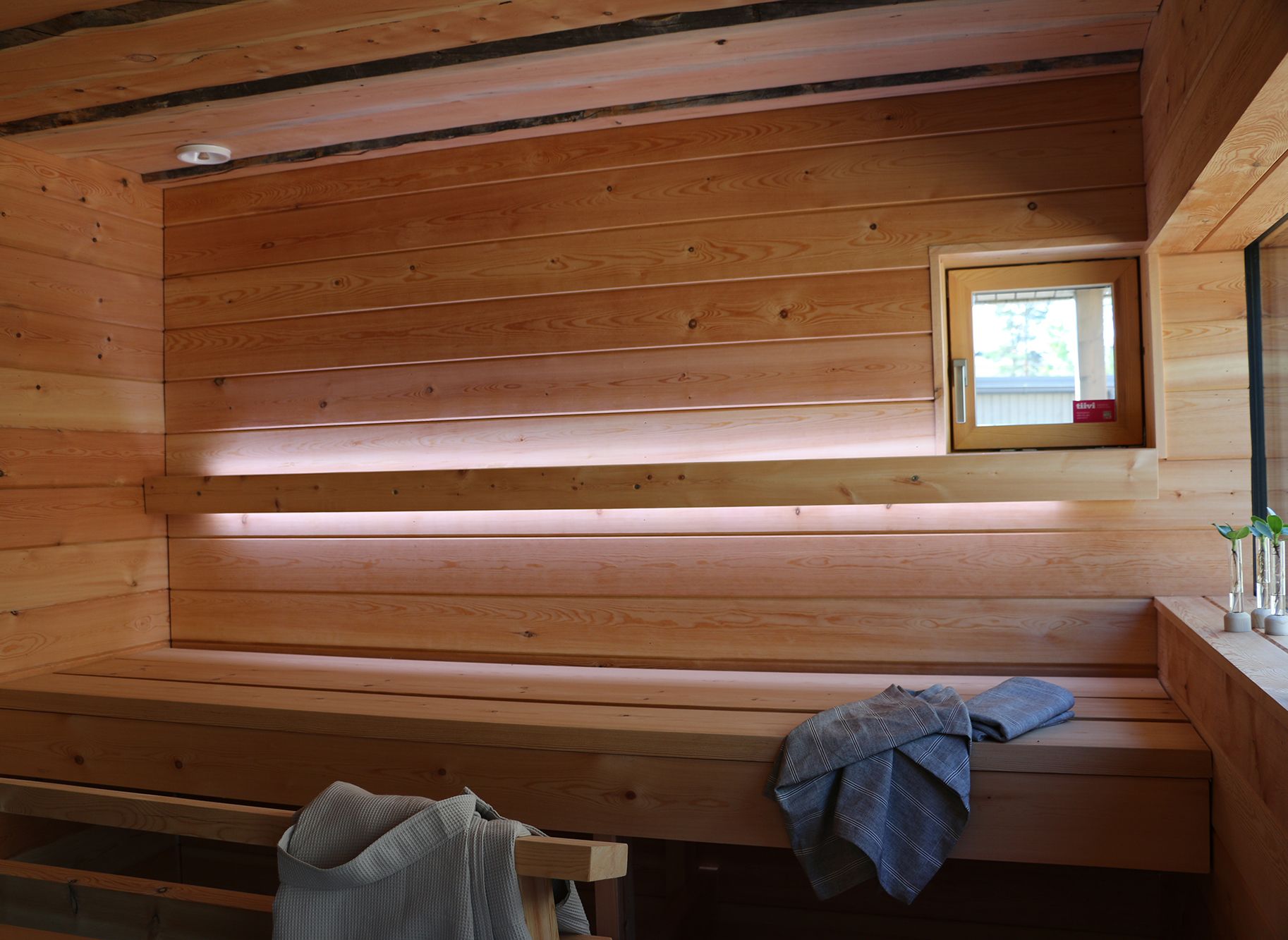 Saunan valaistus toteutettu led valonauhoilla selkänojassa. Led-nauhat valaisevat ylös- ja alaspäin. Ledstore.fi