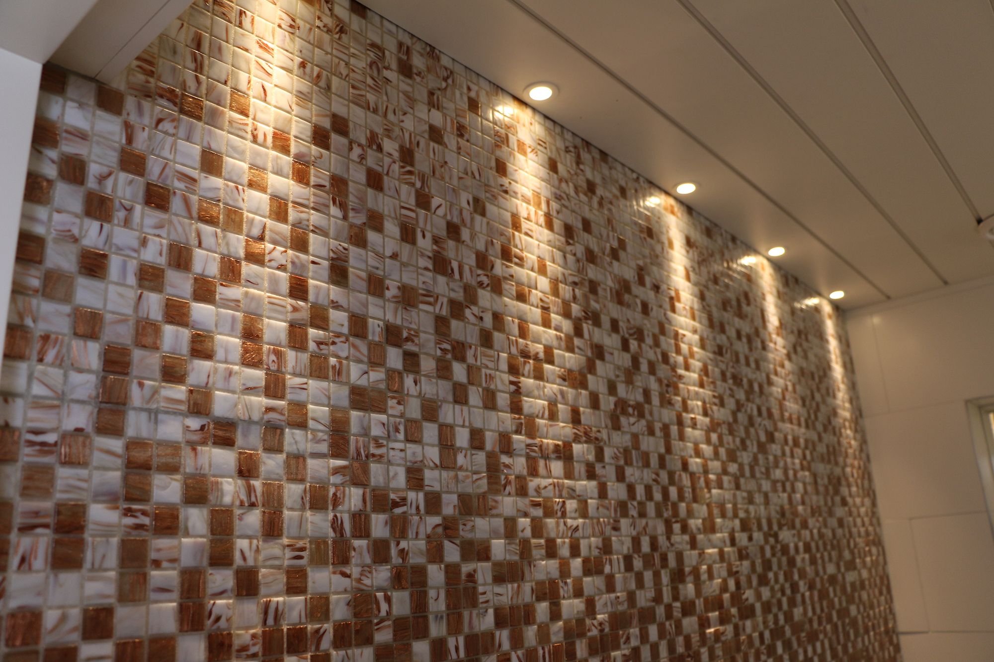 Mosaiikkilaatan korostus spoteilla. Ledstore.fi