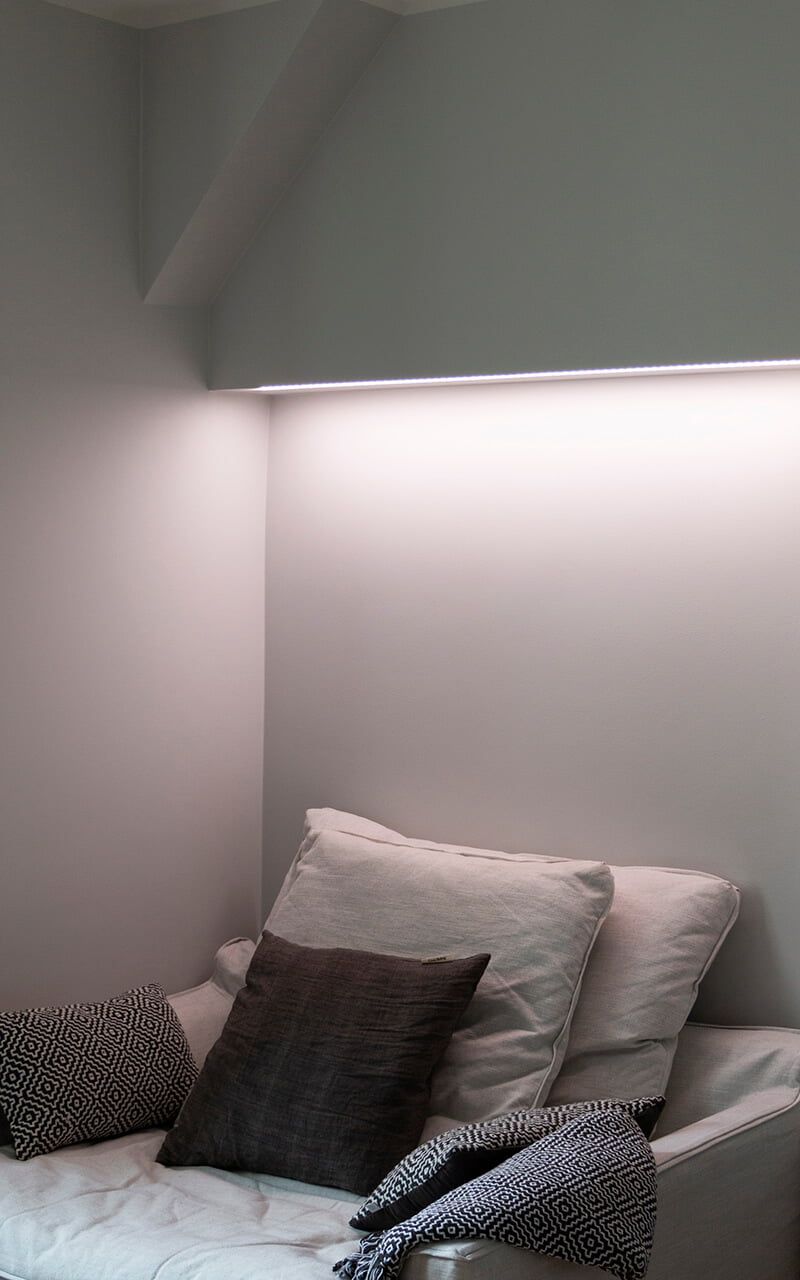 LED STORE -teksti valkoisella neliöllä, kirkkaan vihreää taustaa vasten korostaen LED-valaistusratkaisuja.