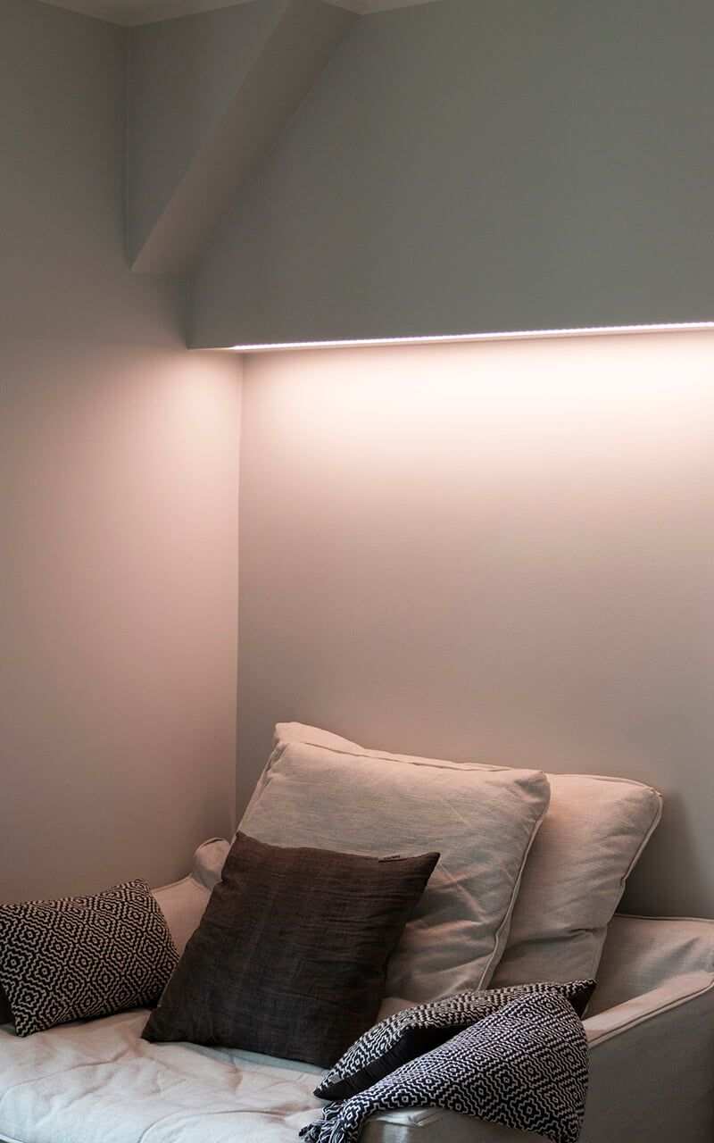 Vihreällä taustalla on valkoinen neliö ja teksti "LED STORE" lihavoituin valkoisin isoin kirjaimin korostaen energiatehokkaita valaistusratkaisuja.