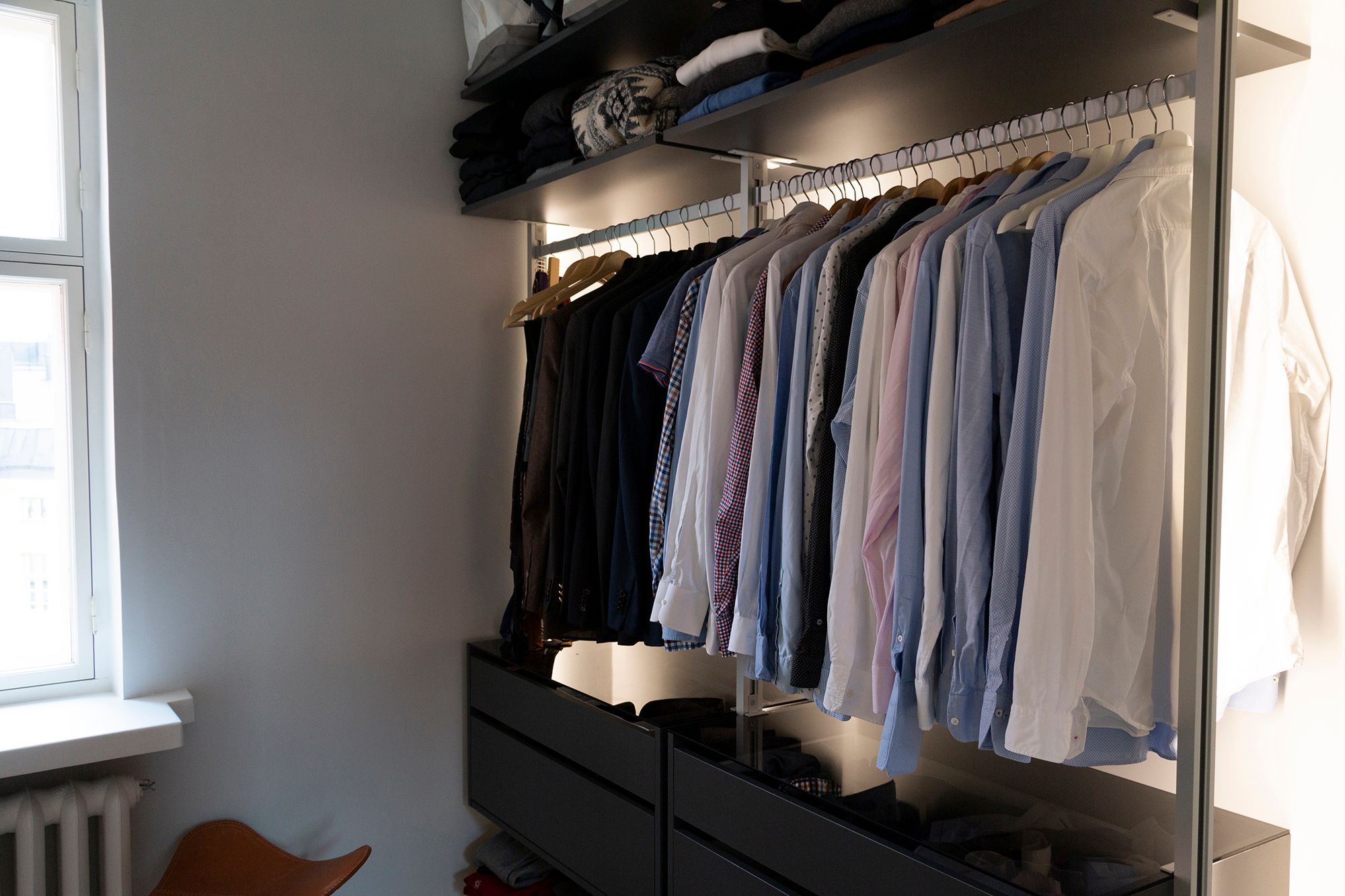 Led nauhat valaisemassa vaatteita ja kaappia epäsuoralla valolla. Ledstore.fi