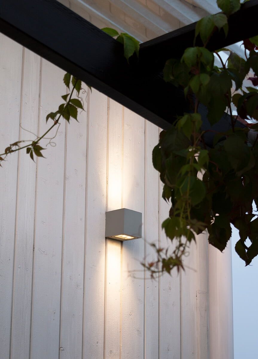 Vihreä tausta, jossa "LED STORE" valkoisin isoilla kirjaimilla keskellä valkoista neliötä. Energiatehokkaat valaistusratkaisut koteihin ja yrityksille.