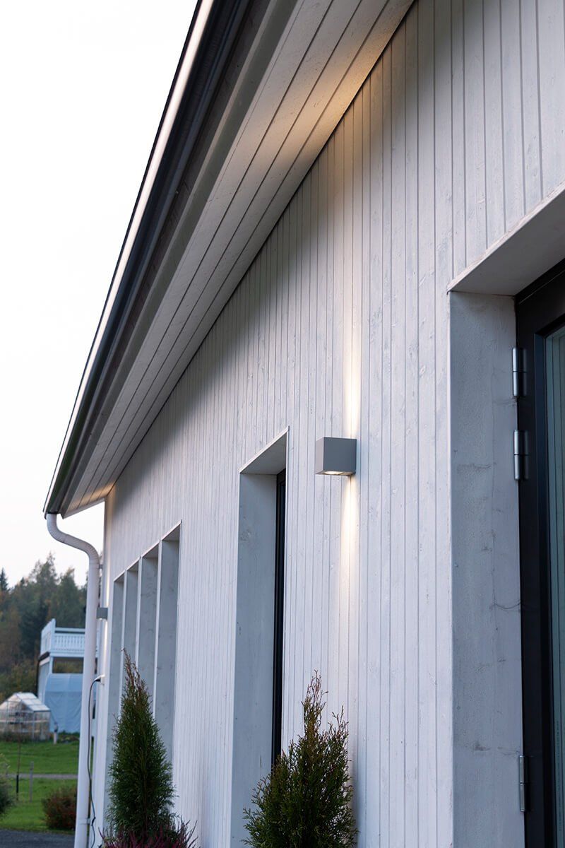 LED Store -logo vihreällä taustalla: valkoinen neliö, jossa "LED STORE" lihavoituin isoin kirjaimin, valaisee energiatehokkaita valaistusratkaisuja.