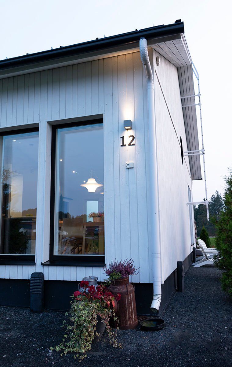 LED Storen logo vihreällä taustalla; Siinä on valkoinen neliö, jossa on lihavoitu teksti "LED STORE", joka korostaa nykyaikaisia energiaratkaisuja.