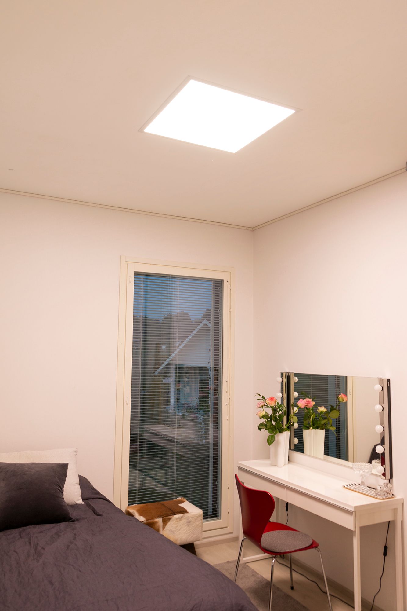 Led Paneeli valaisee kauniin tasaisesti ja muistuttaa kattoikkunaa. Ledstore.fi