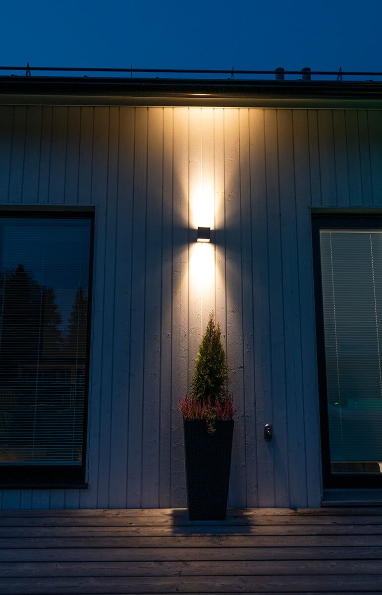 Vihreällä taustalla ja valkoisella neliöllä lukee mustalla tekstillä "LED STORE", mikä korostaa ympäristöystävällisiä valaistusratkaisuja.
