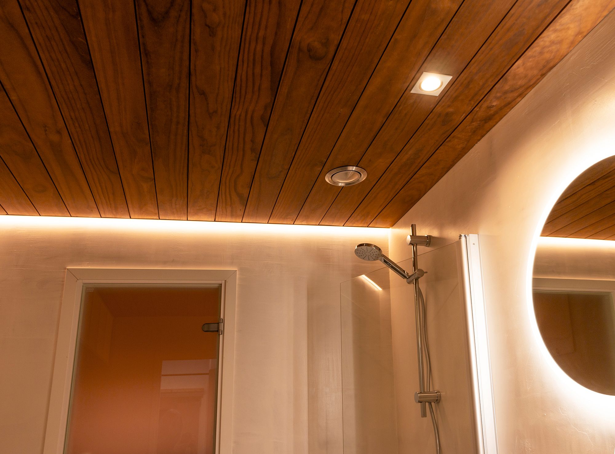 Reunaprofiilissa led nauha valaisemassa suihkua yhdistettynä valopeiliin ja kattospotteihin. Ledstore.fi