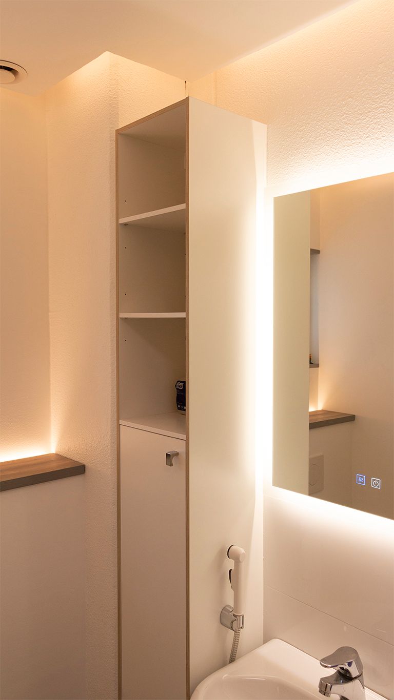 Epäsuoraa valoa kylpyhuoneessa. Valopeili yhdistettynä katon epäsuoraan valoon sekä ylöspäin suunnattuun led nauhaan WC:n kotelon takana. Ledstore.fi
