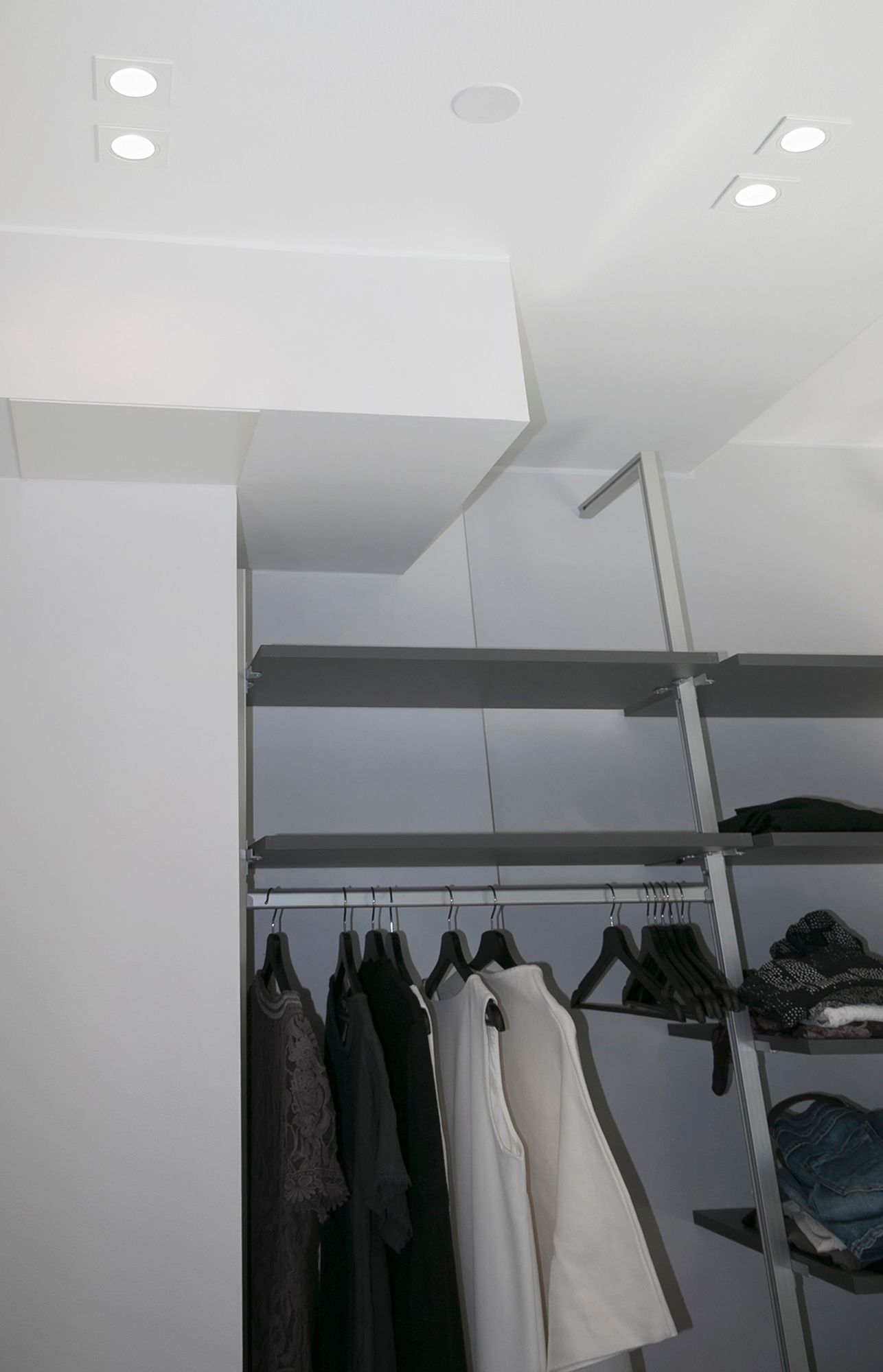 Led KIINTEÄ KANTTI-spotit vaatehuoneen katossa pareittain. Ledstoren valikoimasta löydät lisää led valaisimia. Ledstore.fi