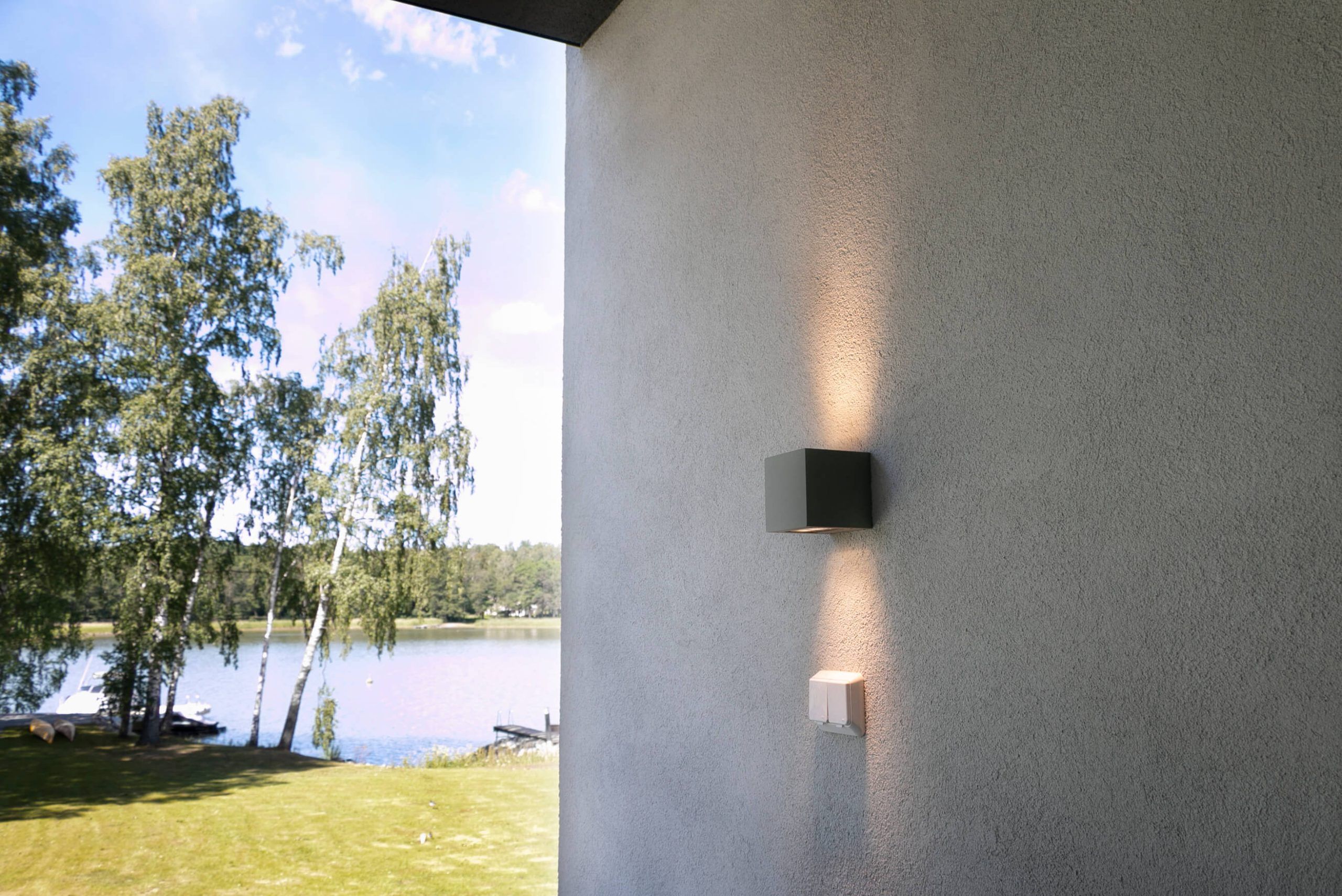 Vihreässä taustassa on valkoinen neliö, johon on kirjoitettu valkoisin kirjaimin "LED STORE", mikä korostaa keskittymistä energiatehokkaisiin valaistusratkaisuihin.