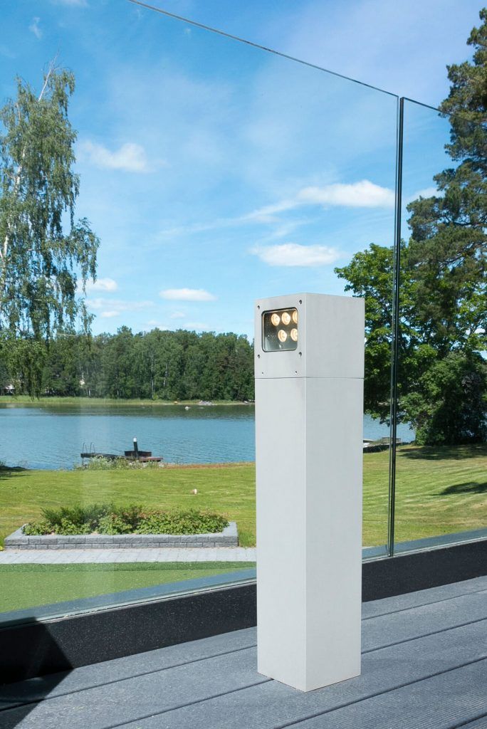 Kuva vihreästä taustasta, jossa on valkoinen neliö tekstillä "LED STORE", jossa "LED" on sijoitettu "STORE" -kohdan yläpuolelle, mikä korostaa LED-valaistusta.