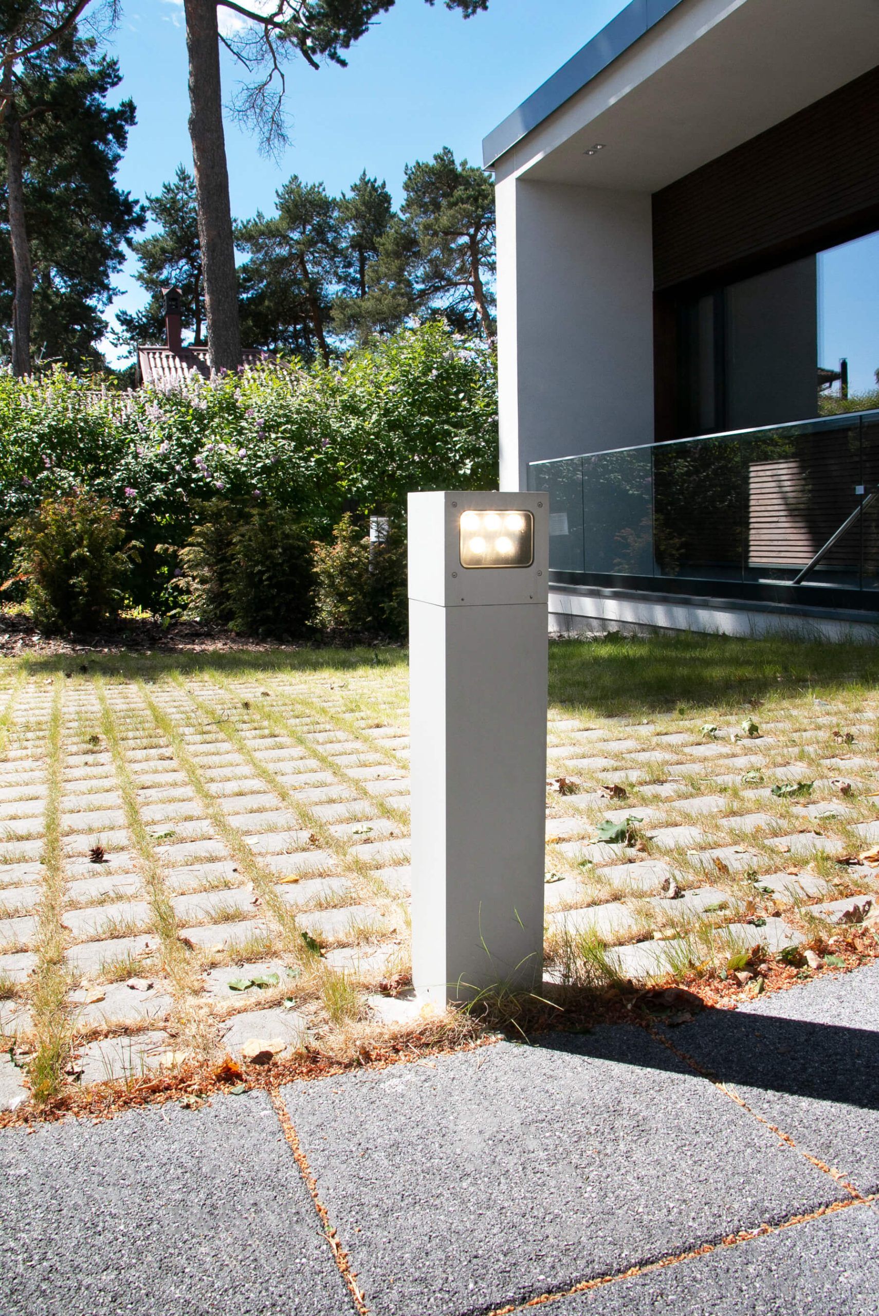 Pihakäytävän reunustaminen Cubic out pilarilla LedStore.fi