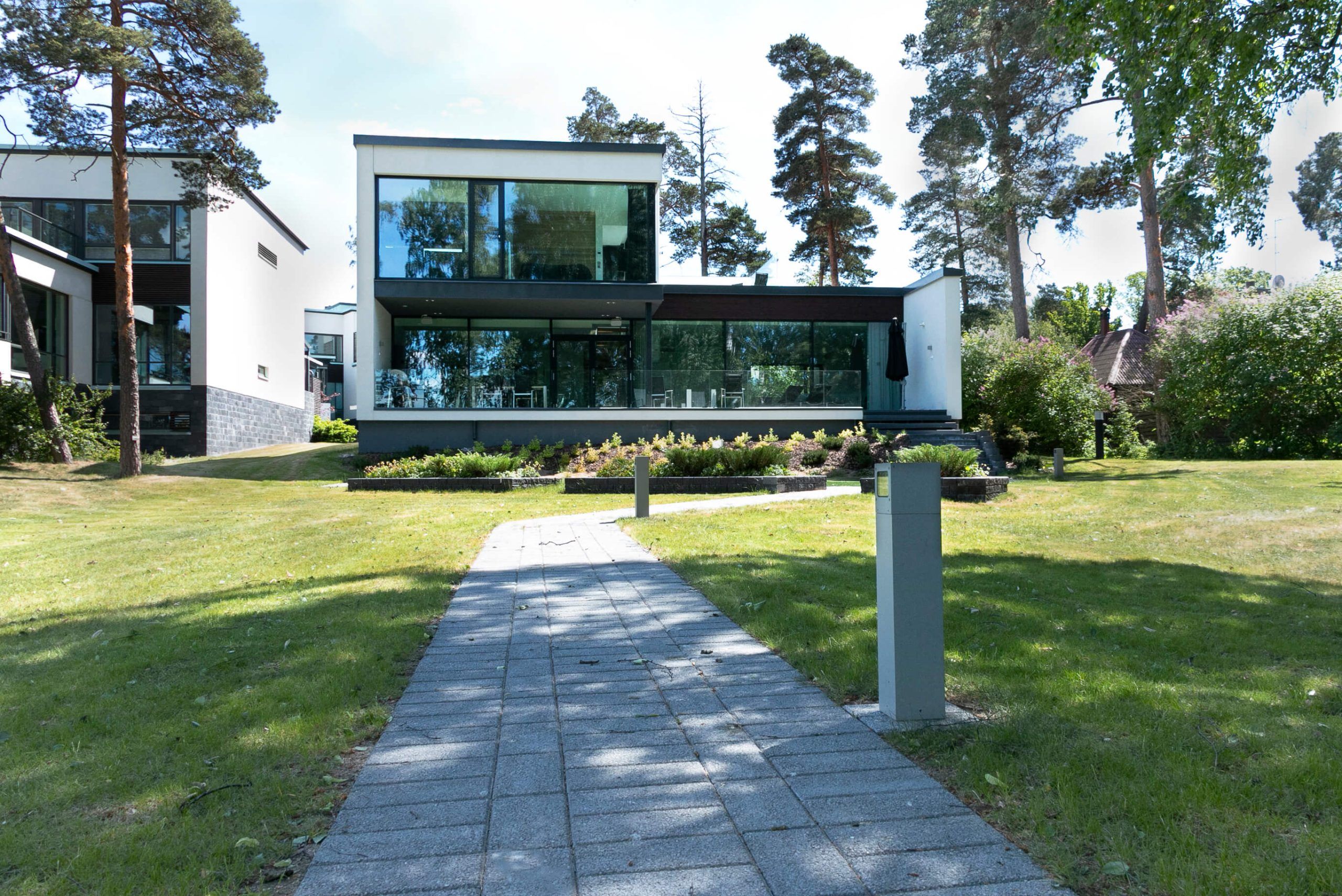 LedStoren pilari Cubic out pihakäytävän reunassa