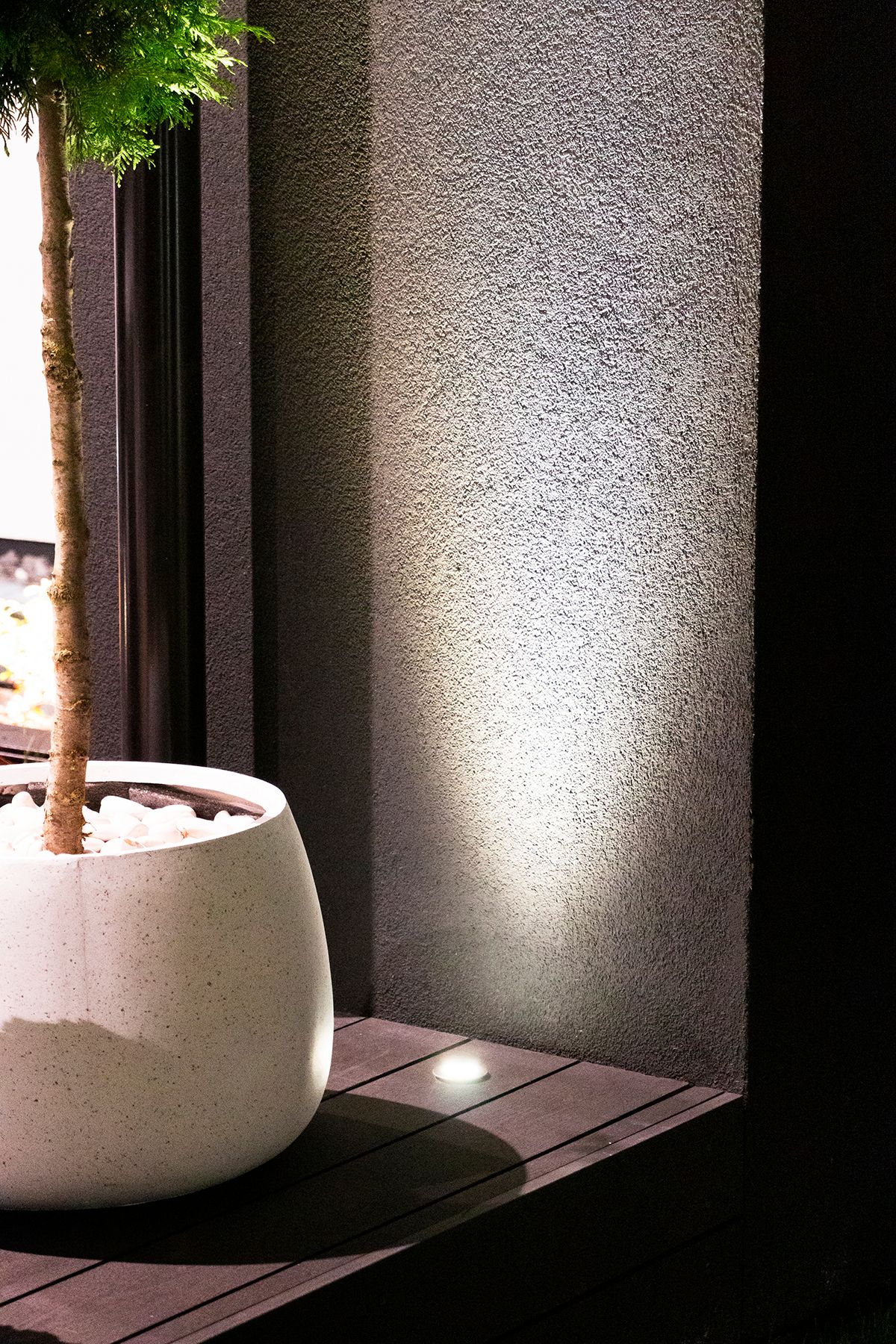 Kuva vihreästä taustasta, jonka keskellä on valkoinen neliö ja lihavoitu teksti "LED STORE", joka korostaa energiatehokkaita valaistusratkaisuja.