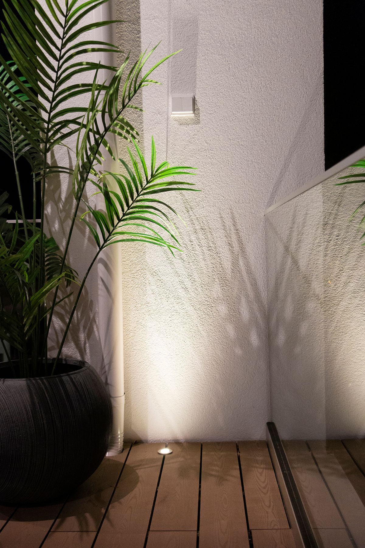 LED Storen logo: Vihreä neliö valkoisella ääriviivalla, "LED STORE" -teksti keskellä kirkkaan vihreää taustaa.