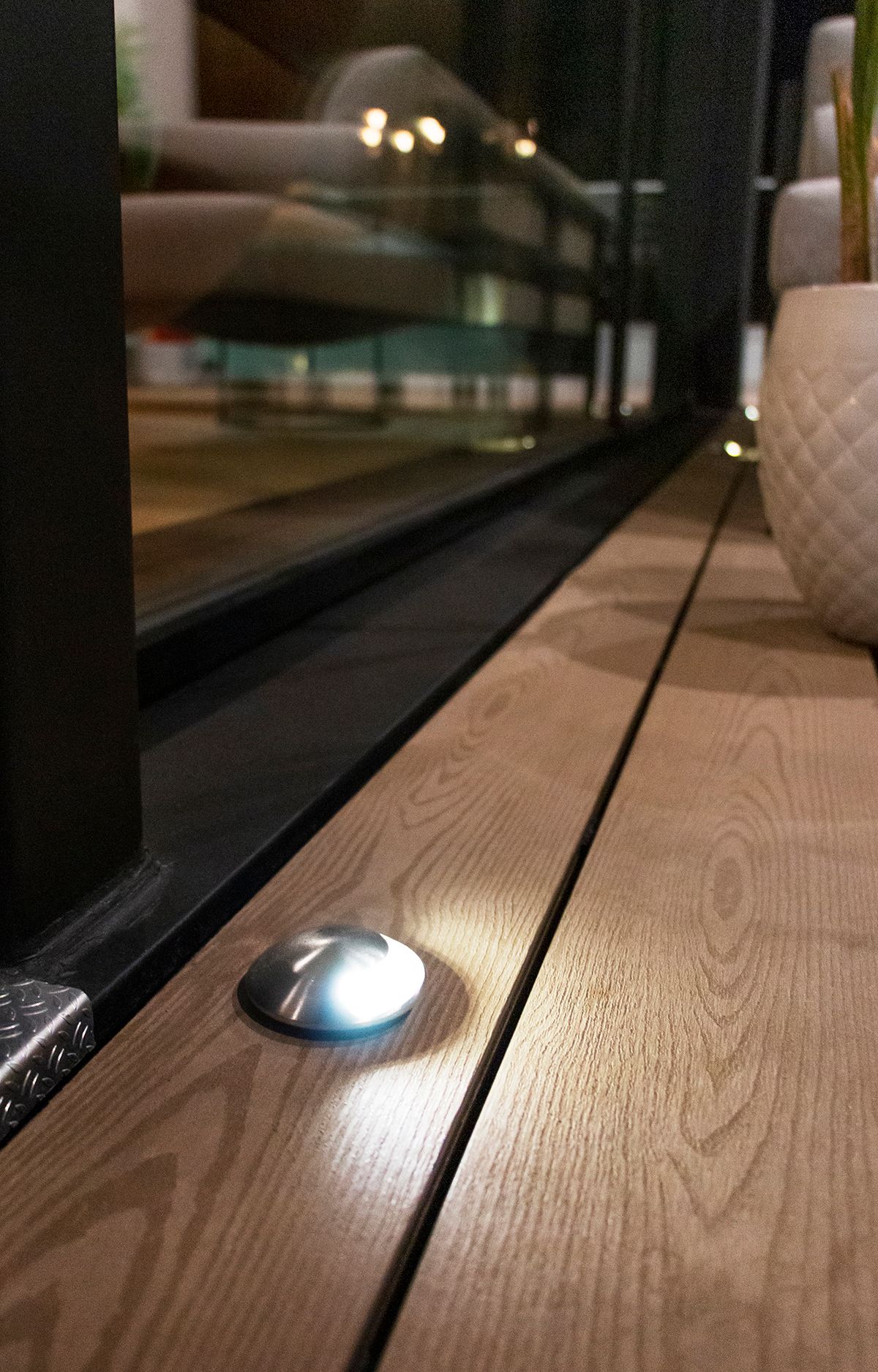 LED-valaistusliikkeen logo vihreällä taustalla, jossa "LED STORE" lihavoituin valkoisin kirjaimin neliön keskellä.