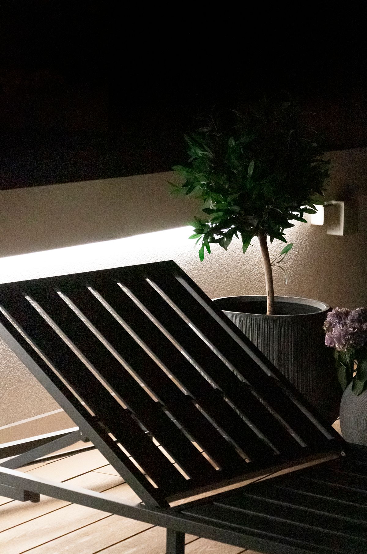Vihreä tausta, jonka keskellä on valkoinen neliö, jossa näkyy "LED STORE" lihavoituin isoin kirjaimin korostaen energiatehokkaita valaistusratkaisuja.