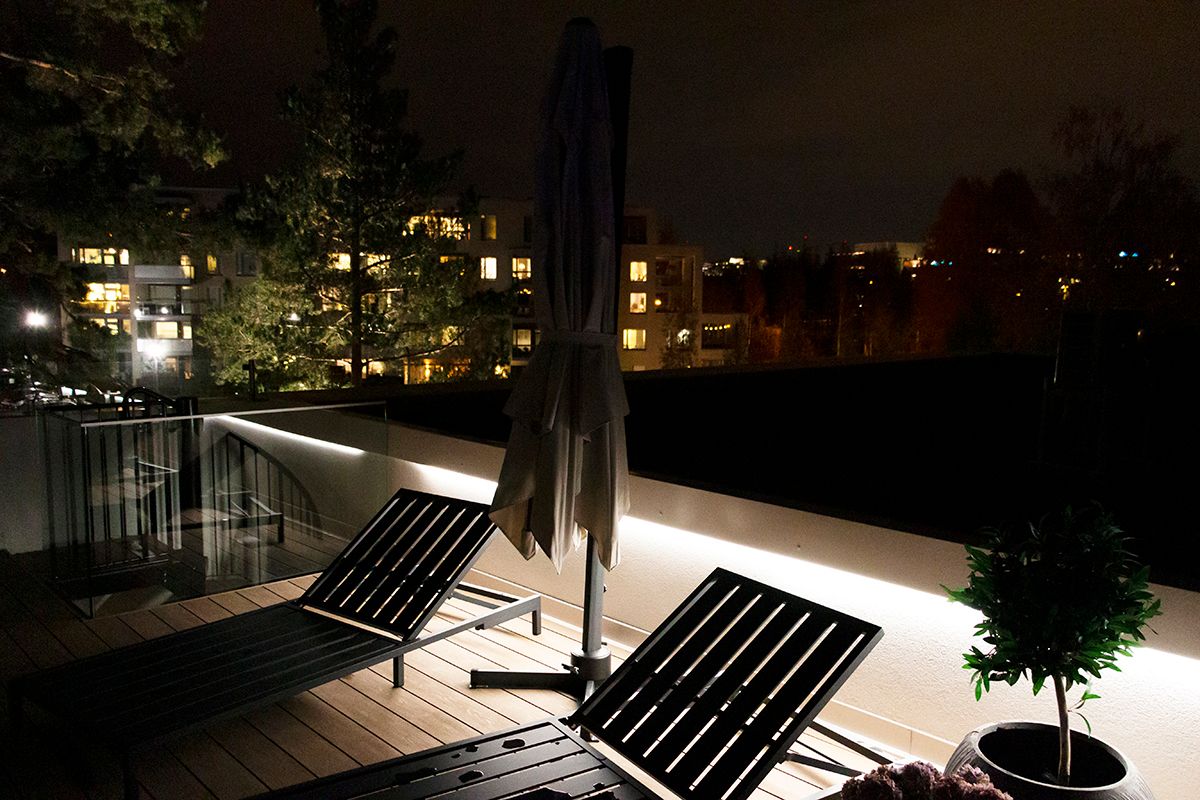 LED STORE -logo vihreällä taustalla valkoisella tekstillä keskusaukiolla edistäen energiatehokkaita valaistusratkaisuja.