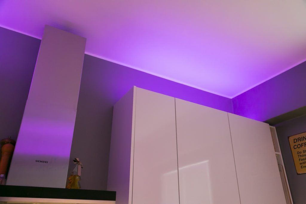 Vihreä tausta lihavoitu valkoinen neliö, teksti "LED STORE" keskellä moderni fontti energiatehokkaita valaistusratkaisuja.