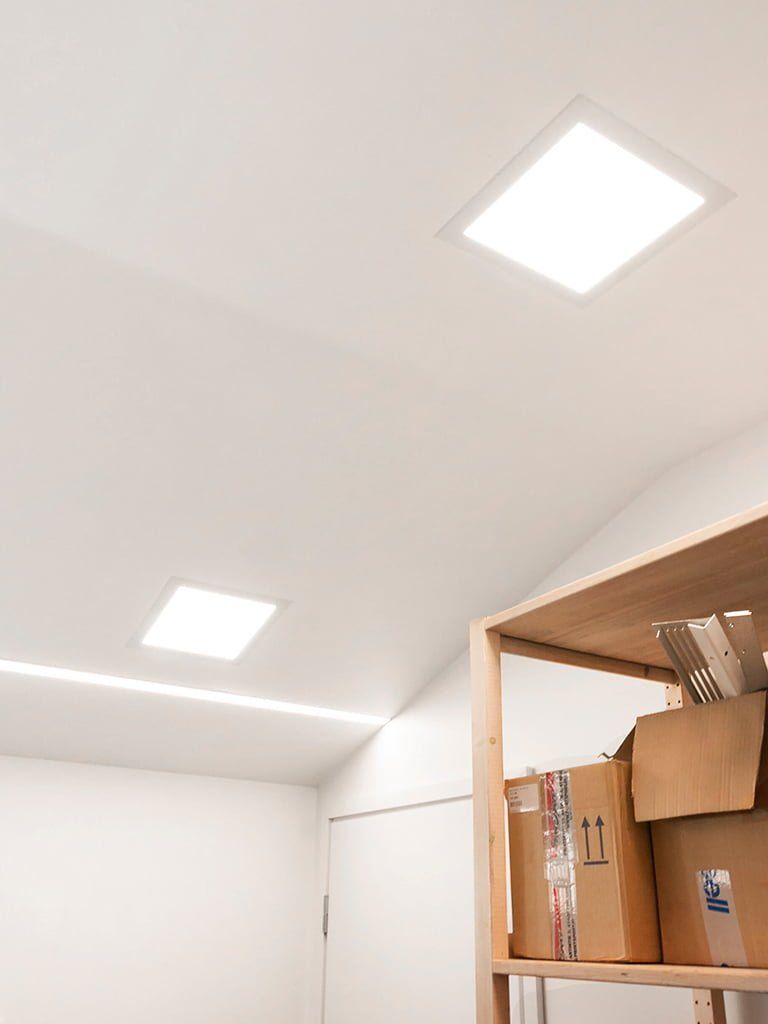 Valkoinen "LED STORE" -teksti vihreällä taustalla, jossa valkoinen neliö korostaa kaupan logoa. Ympäristöystävälliset LED-valaistusratkaisut tarpeisiisi.