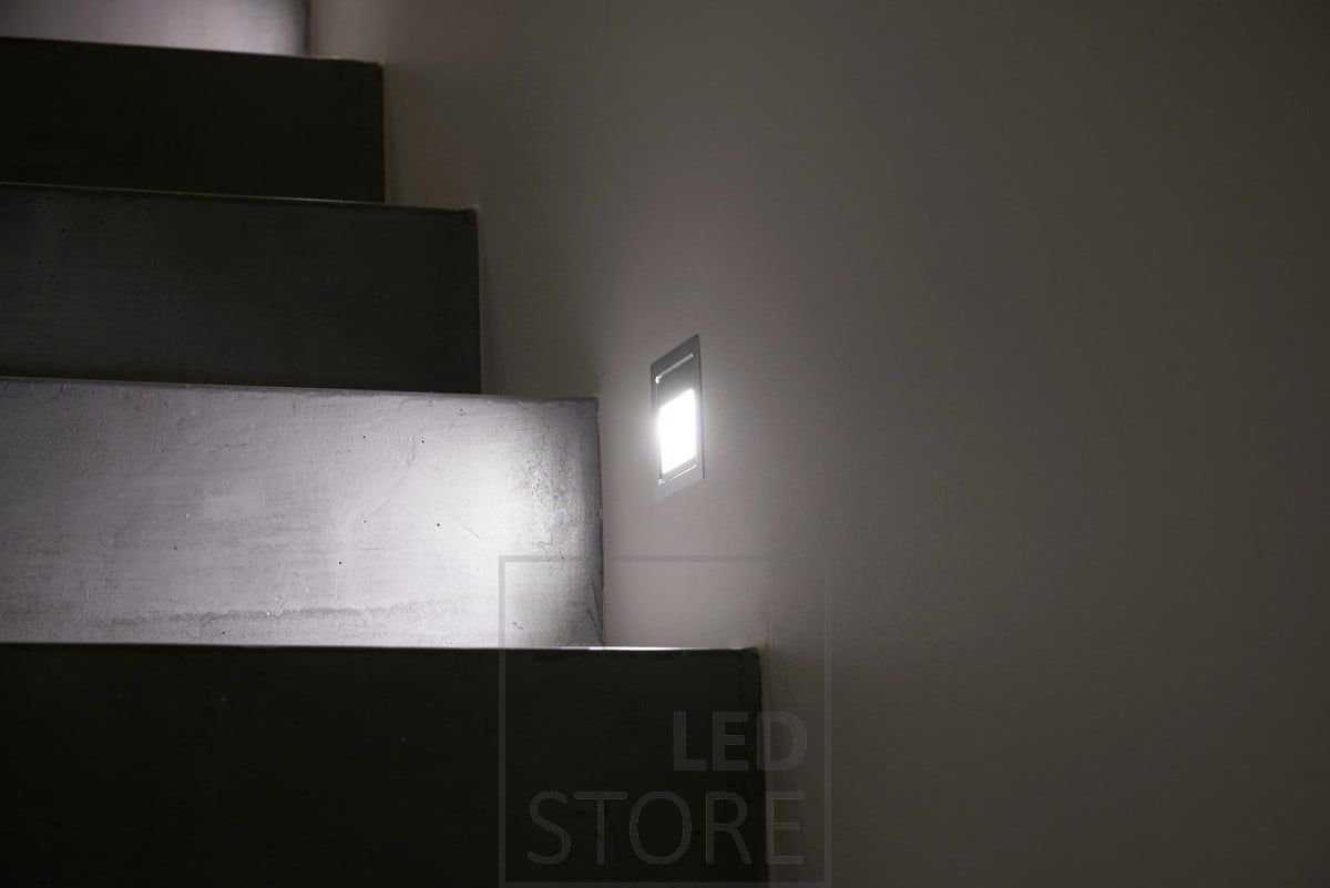Led porrasvalo IN-WALL sopii käytettäväksi portaikoissa askelmavalaisimena tai käytävätilojen kulkuvalona. Kytkemällä IN-WALL valaisimet läsnäolotunnistimeen, saat toimivan ratkaisun yövalaistukseksi, ilman että tarvitsee sytyttää muita valoja. Ledstore.fi