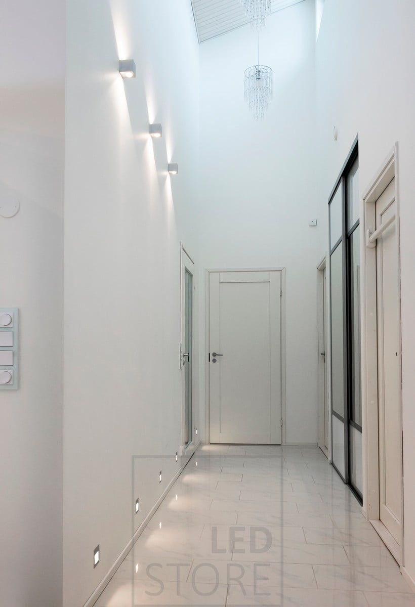IN-WALL upotettavat led seinävalaisimet luomassa käytävään epäsuoraa valoa lattiatasoon. Näiden yläpuolella kahteen suuntaan valaisevat CUBIC led seinävalaisimet korostamassa tilan korkeutta. Ledstore.fi