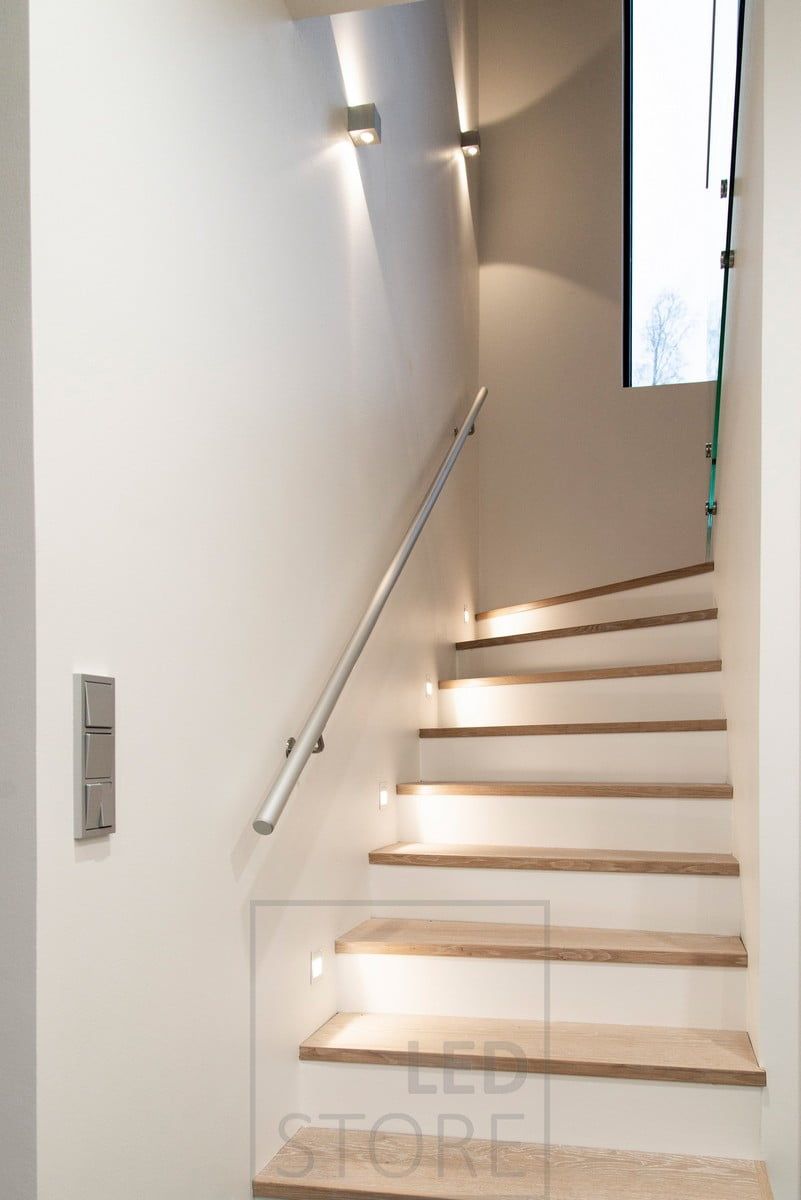 IN-WALL upotettavat led seinävalaisimet yhdistettynä kahteen suuntaan valaiseviin CUBIC led seinävalaisimiin. Ledstore.fi