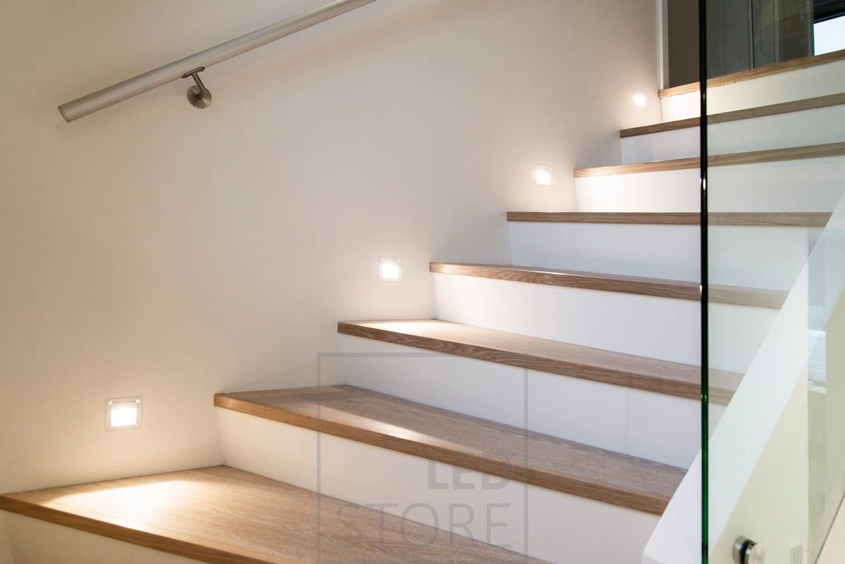 IN-WALL upotettava led seinävalaisin valaisemassa askelmia. Toimii sekä kauniina tunnelmavalaistuksena että silmäystävällisenä yövalona ja korostavat kaunista portaikkoa. Ledstore.fi