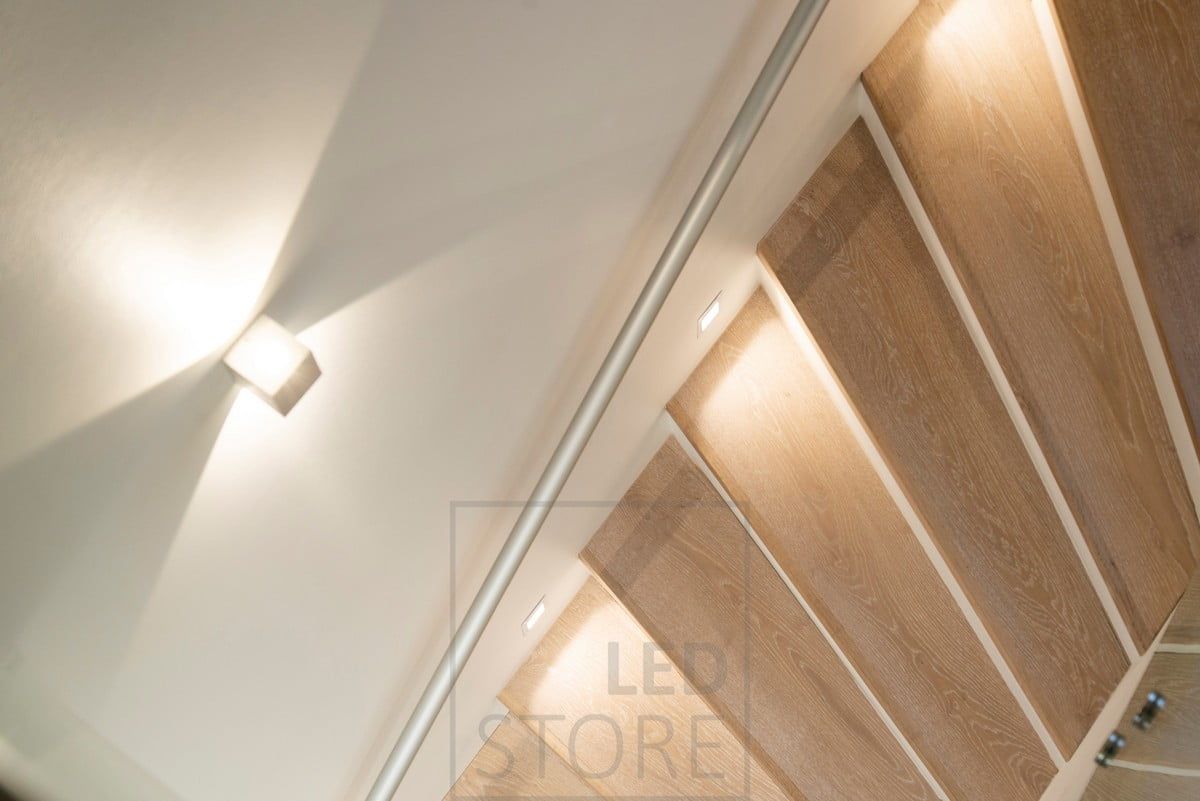 IN-WALL upotettava led seinävalaisin valaisemassa askelmia. Toimii sekä kauniina tunnelmavalaistuksena että silmäystävällisenä yövalona portaikossa. Korostavat kaunista portaikkoa. Ledstore.fi