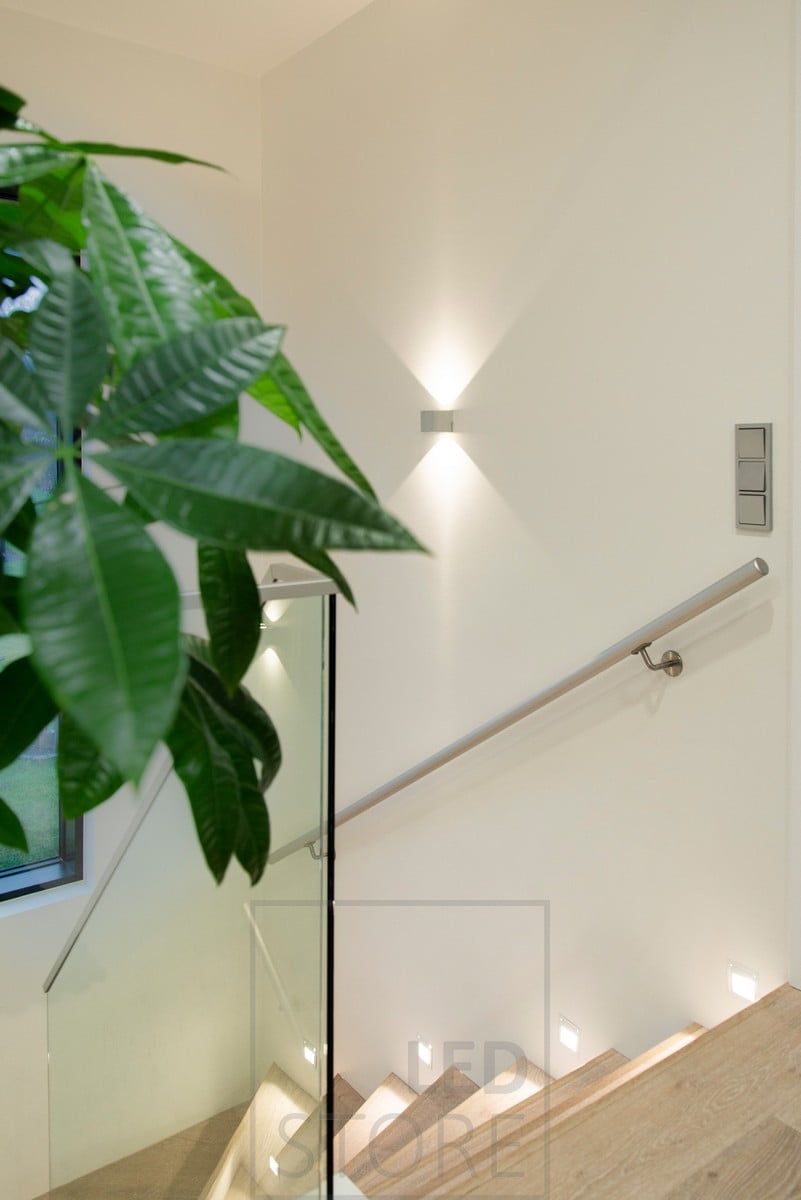 IN-WALL upotettava led seinävalaisin valaisemassa askelmia. Toimii sekä kauniina tunnelmavalaistuksena että silmäystävällisenä yövalona portaikossa. Lisänä led seinävalaisin CUBIC valaisemassa epäuoraa valoa kahteen suuntaan. Ledstore.fi