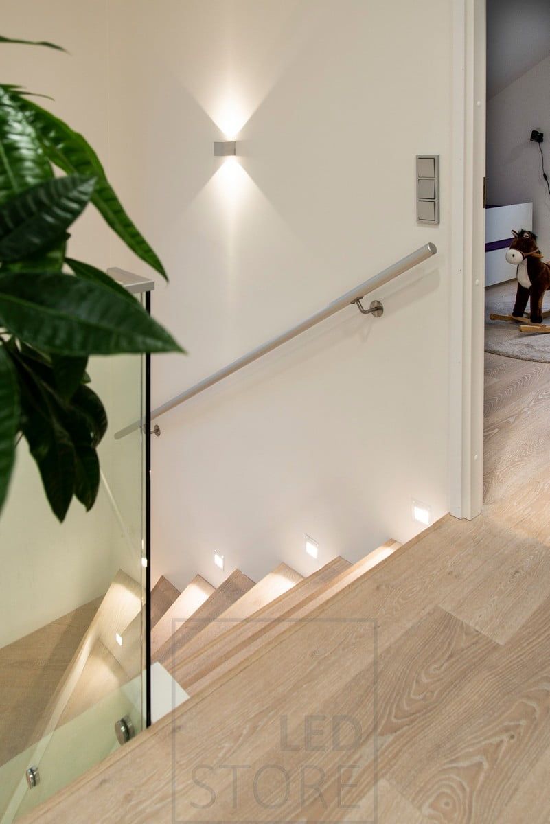 IN-WALL upotettava led seinävalaisin valaisemassa askelmia. Valo on pehmeää ja silmäystävällistä, joten se toimii erinomaisesti yövalona. Ledstore.fi